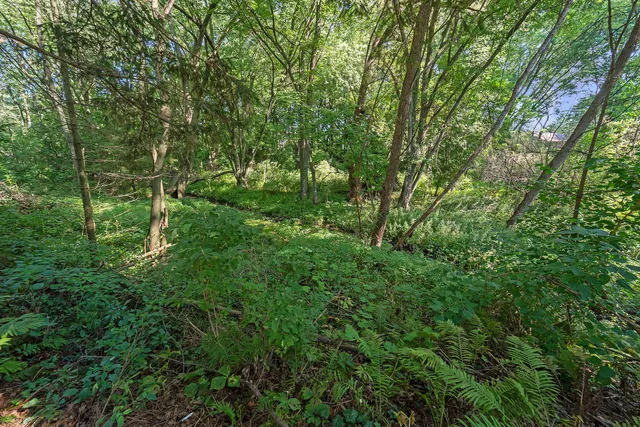 $1,100,000 | 332 4 Mile Road, Caledonia, WI 53402