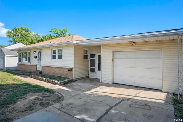 $113,999 | 6 Dirksen Court, Pekin, IL 61554