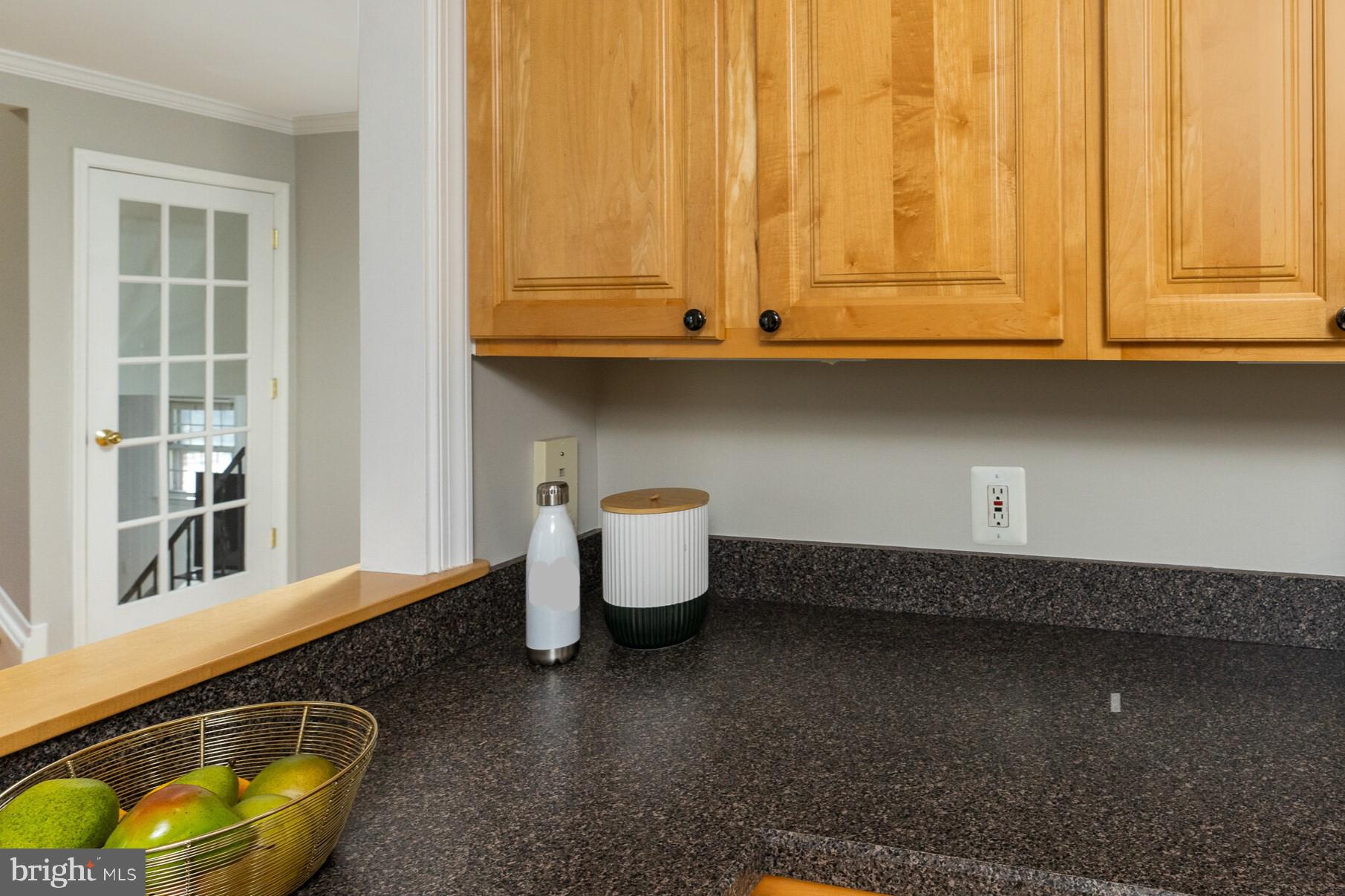 7013 Galgate Drive Springfield, VA 22152 - Photo 7 of 58 BREAKFAST BAR AREA LOOKING OUT TO LIVING AREA