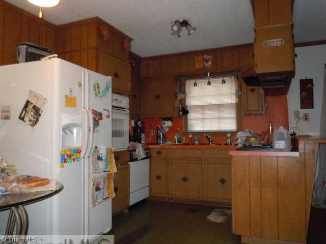 1421 Penny Road High Point, NC 27265 - Photo 7 of 13 Kitchen.