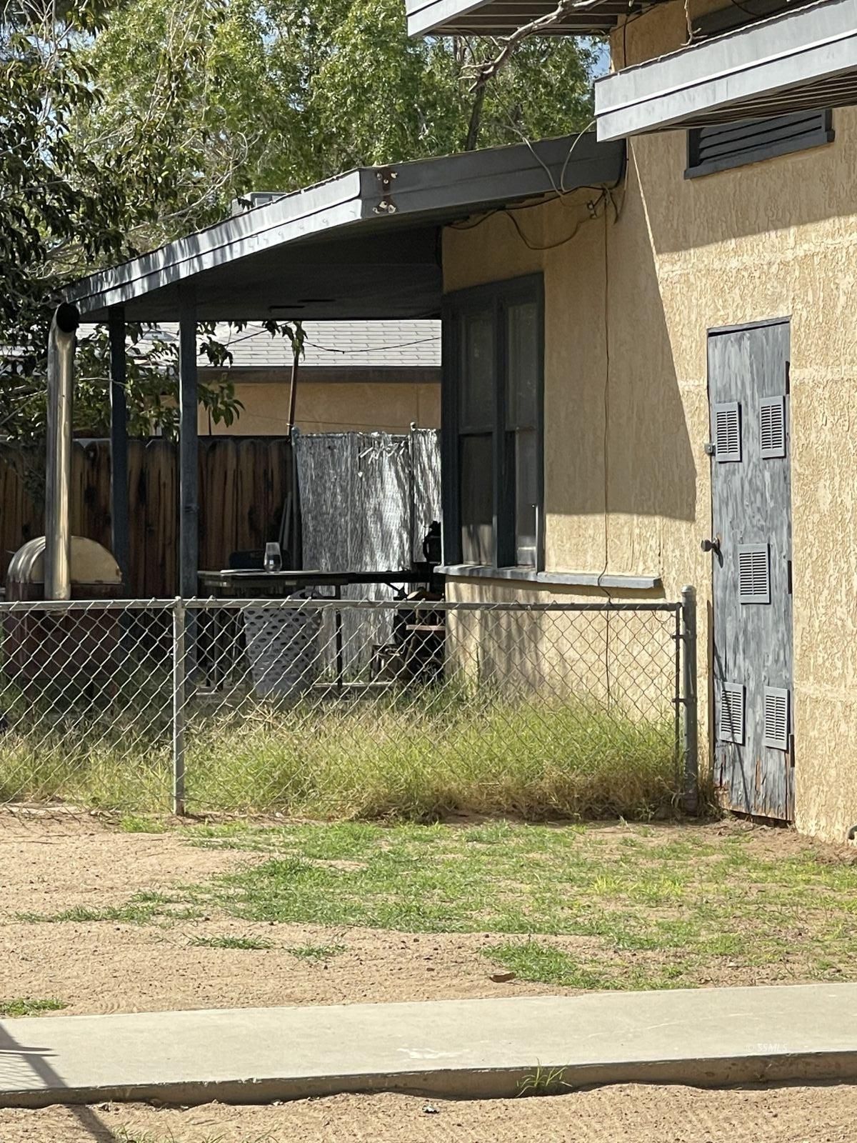 425 South Richmond Road Ridgecrest, CA 93555 - Photo 5 of 8 a backyard of a house