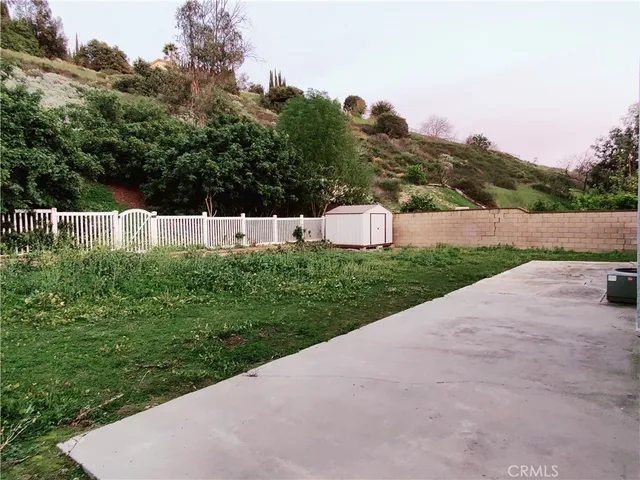 a view of a backyard