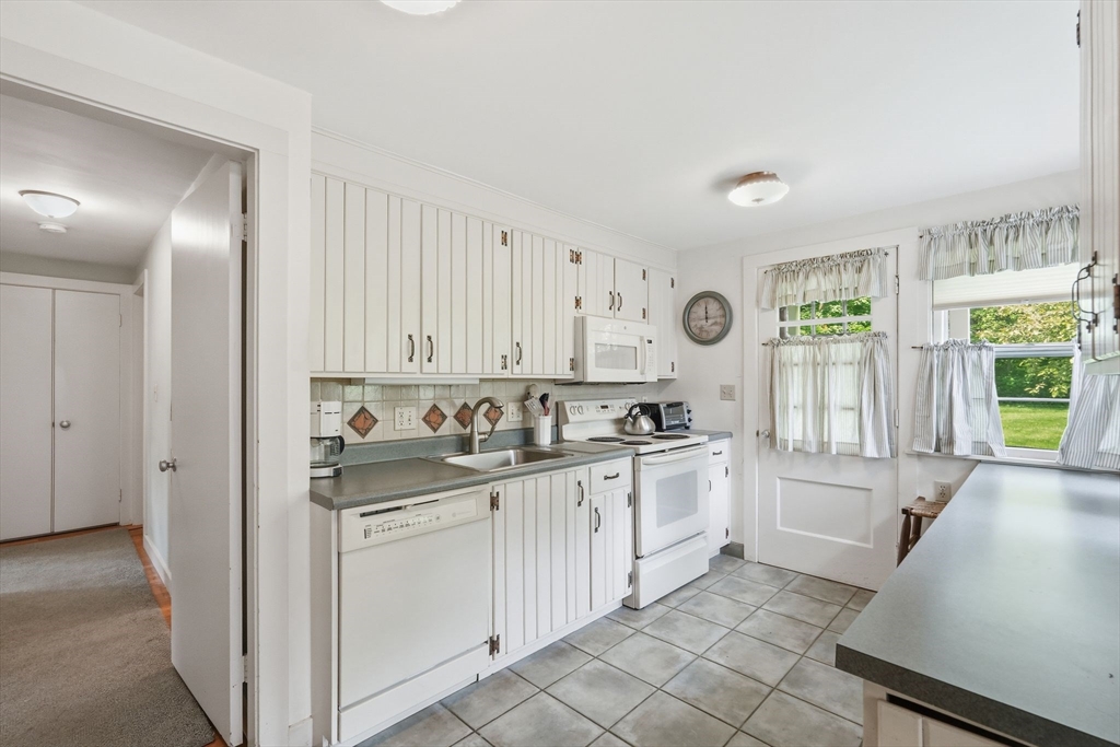 102 Blue Hills Road Amherst, MA 01002 - Photo 12 of 40