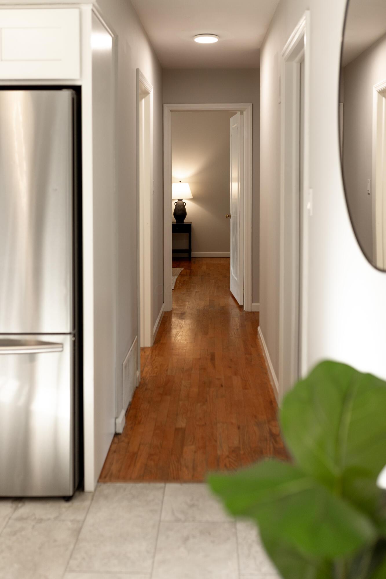 1631 Roxbury Road, Unit B3 Marble Cliff, OH 43212 - Photo 9 of 20 Hallway