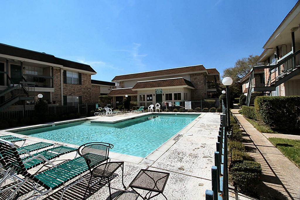 2250 Bering Drive, Unit 22 Houston, TX 77057 - Photo 12 of 14 Prior Listing Photo