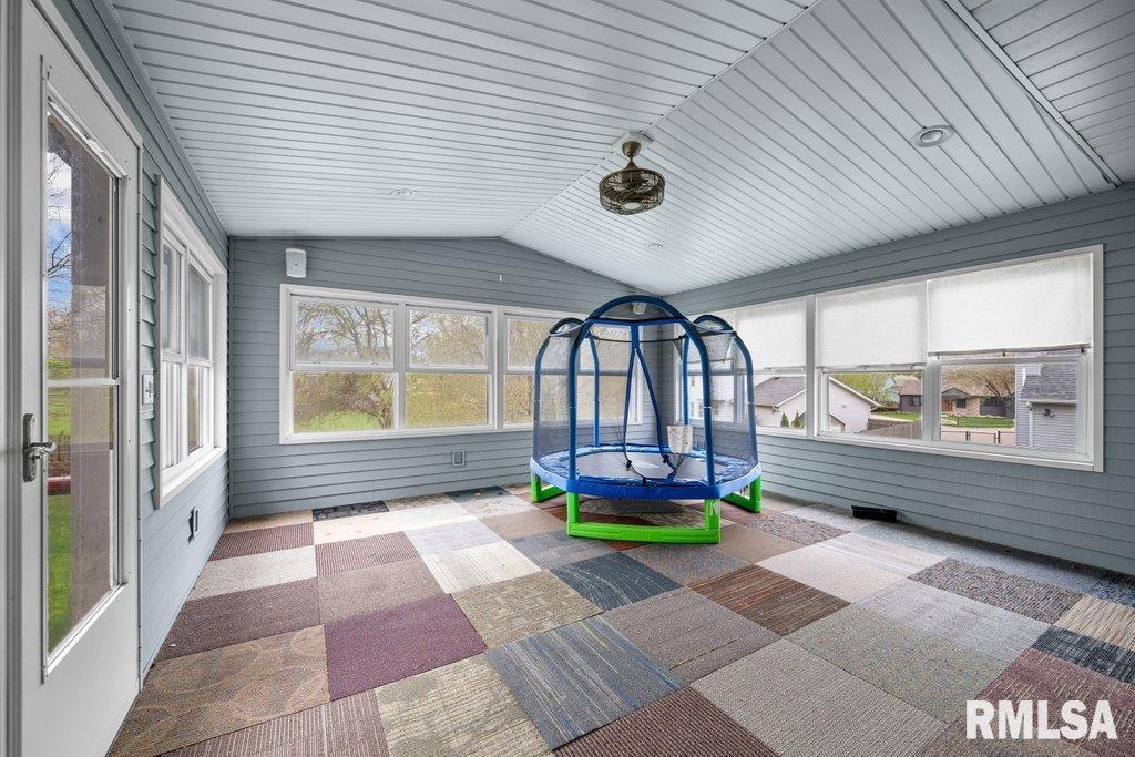2349 Hunter Road Bettendorf, IA 52722 - Photo 11 of 34