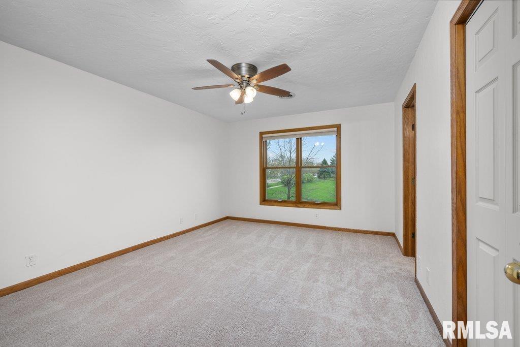 2349 Hunter Road Bettendorf, IA 52722 - Photo 16 of 34
