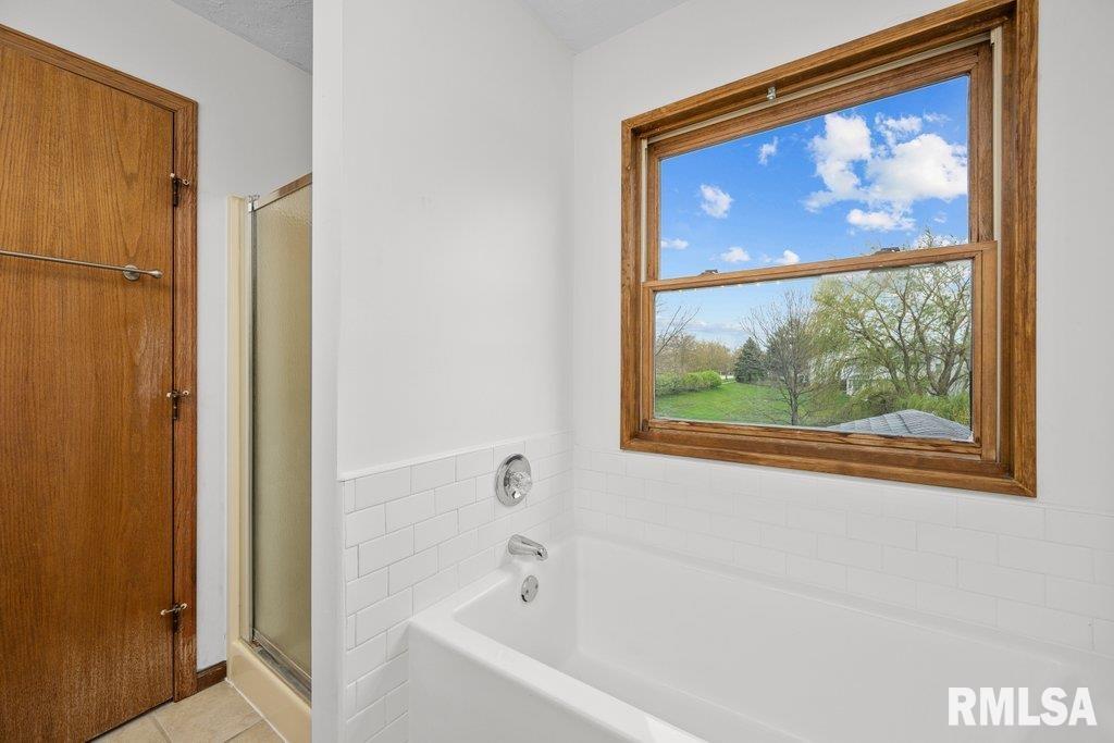 2349 Hunter Road Bettendorf, IA 52722 - Photo 19 of 34