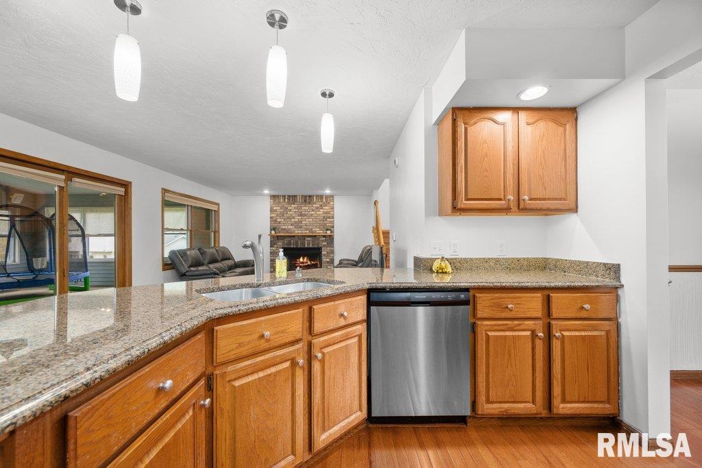 2349 Hunter Road Bettendorf, IA 52722 - Photo 2 of 34