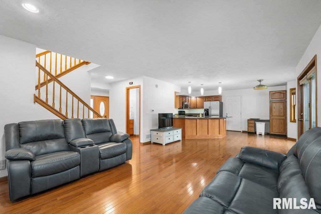 2349 Hunter Road Bettendorf, IA 52722 - Photo 4 of 34