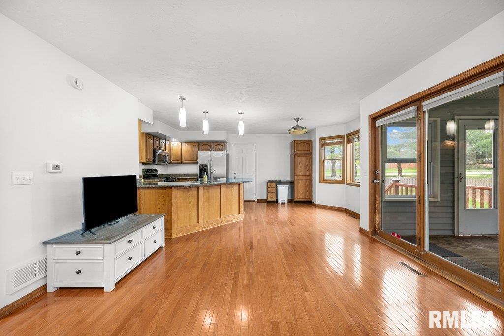 2349 Hunter Road Bettendorf, IA 52722 - Photo 8 of 34