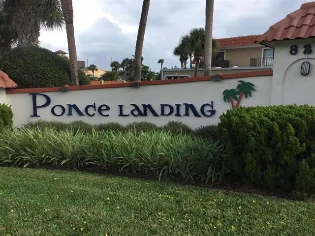 a sign that is sitting on a brick wall