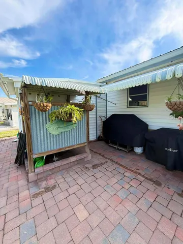 a view of entryway with a yard