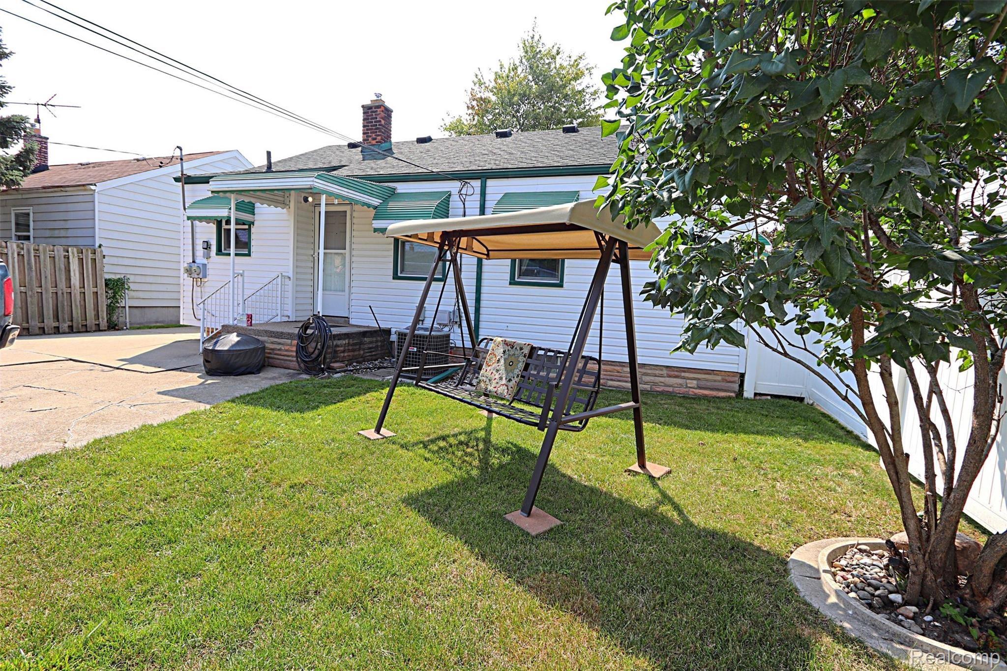 17529 Smith Street Riverview, MI 48193 - Photo 37 of 37 IMG_8264_InPixio.jpg