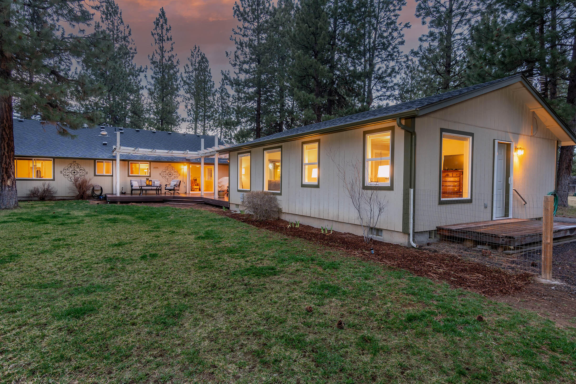 19459 Apache Road Bend, OR 97702 - Photo 2 of 33 Separate Living Space