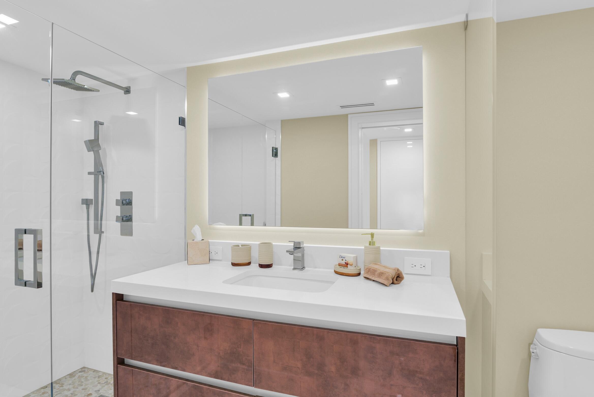 550 South Ocean Boulevard, Unit 1009 Boca Raton, FL 33432 - Photo 22 of 56 Main Bathroom