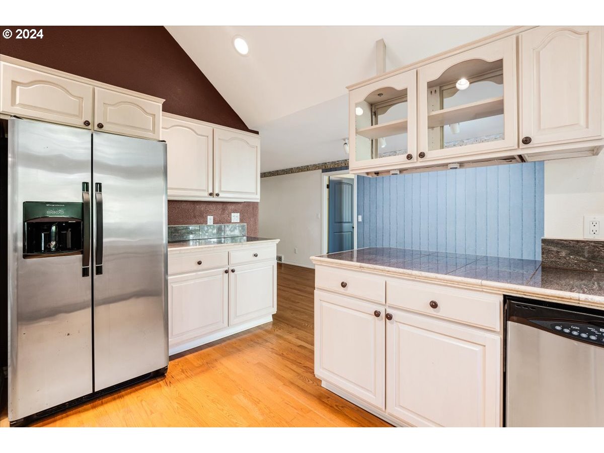 2577 Debok Road West Linn, OR 97068 - Photo 11 of 27 Kitchen
