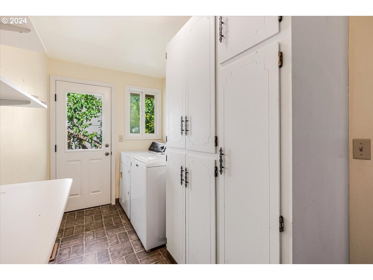 2577 Debok Road West Linn, OR 97068 - Photo 17 of 27 Laundry