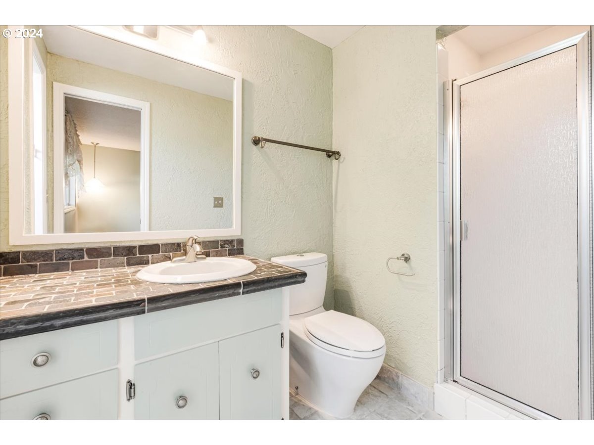 2577 Debok Road West Linn, OR 97068 - Photo 20 of 27 Bathroom, Attached