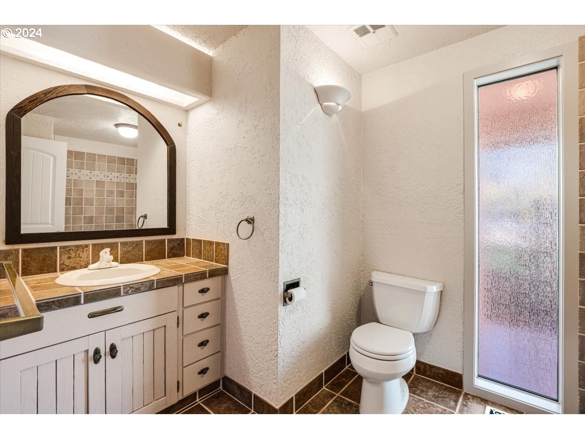 2577 Debok Road West Linn, OR 97068 - Photo 22 of 27 Bathroom