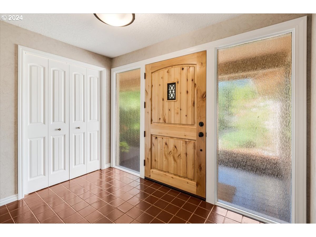 2577 Debok Road West Linn, OR 97068 - Photo 4 of 27 Entrance/Foyer