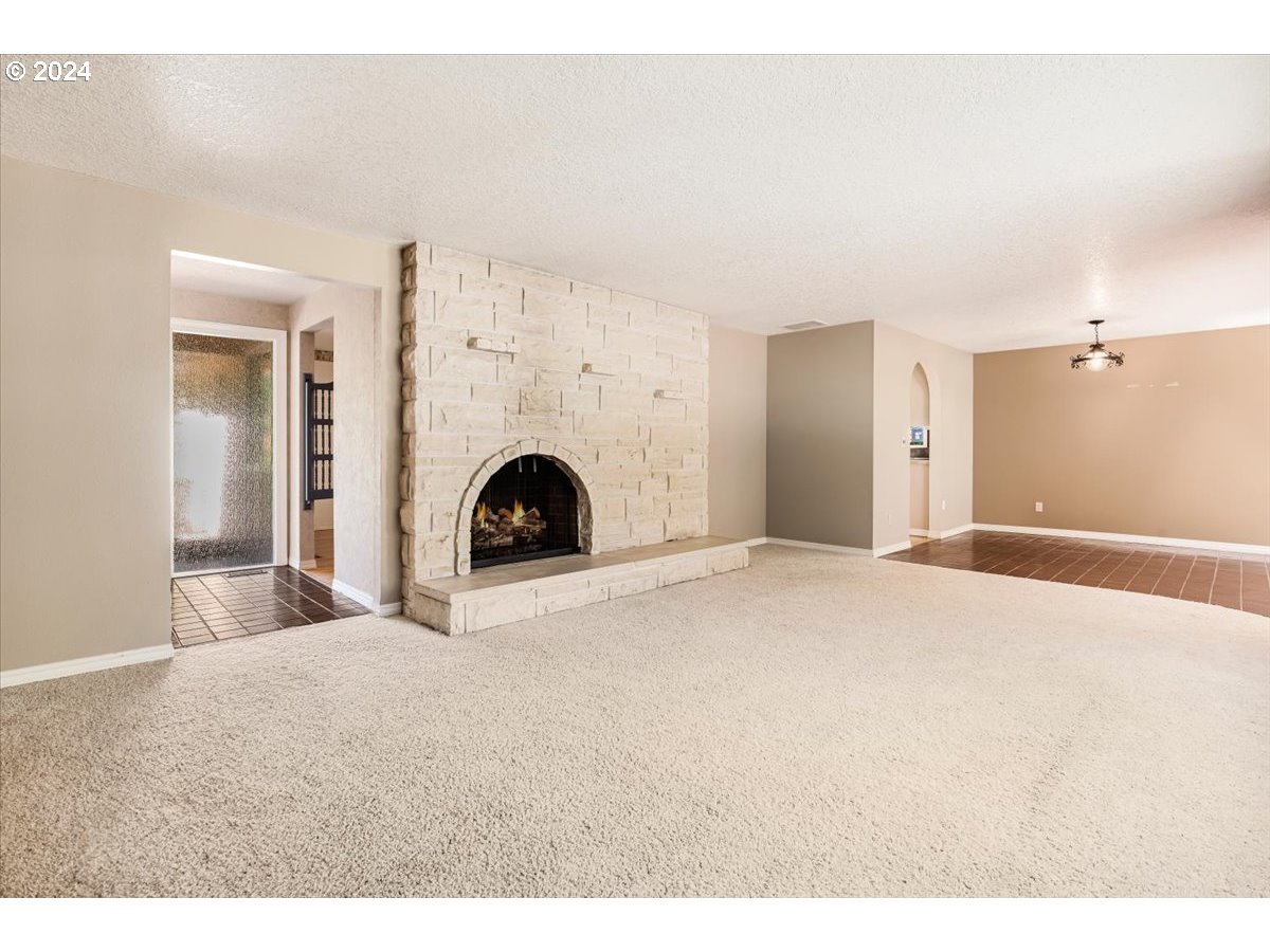 2577 Debok Road West Linn, OR 97068 - Photo 5 of 27 Living Room