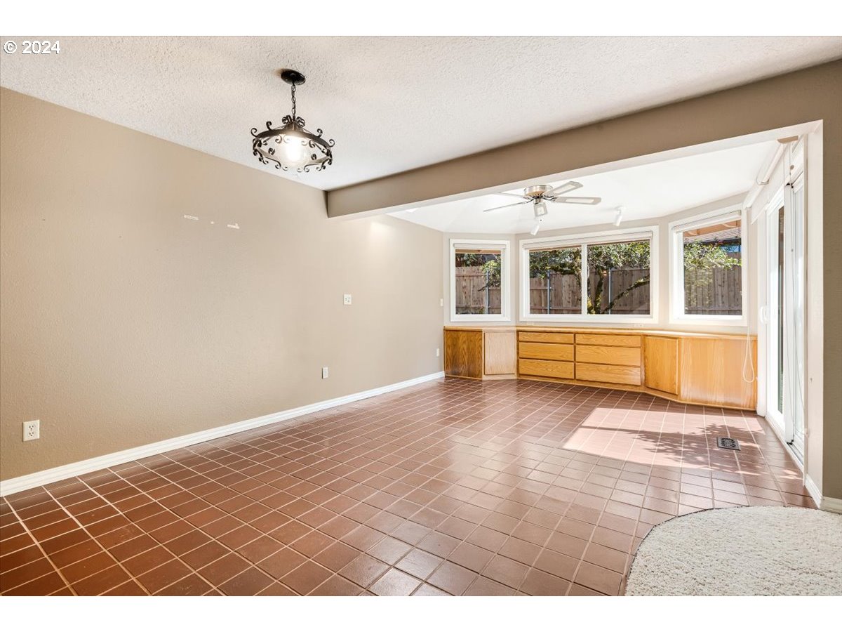 2577 Debok Road West Linn, OR 97068 - Photo 7 of 27 Dining Area