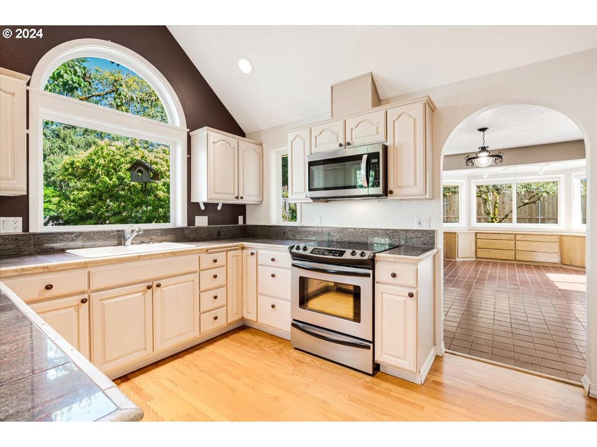 2577 Debok Road West Linn, OR 97068 - Photo 9 of 27 Kitchen