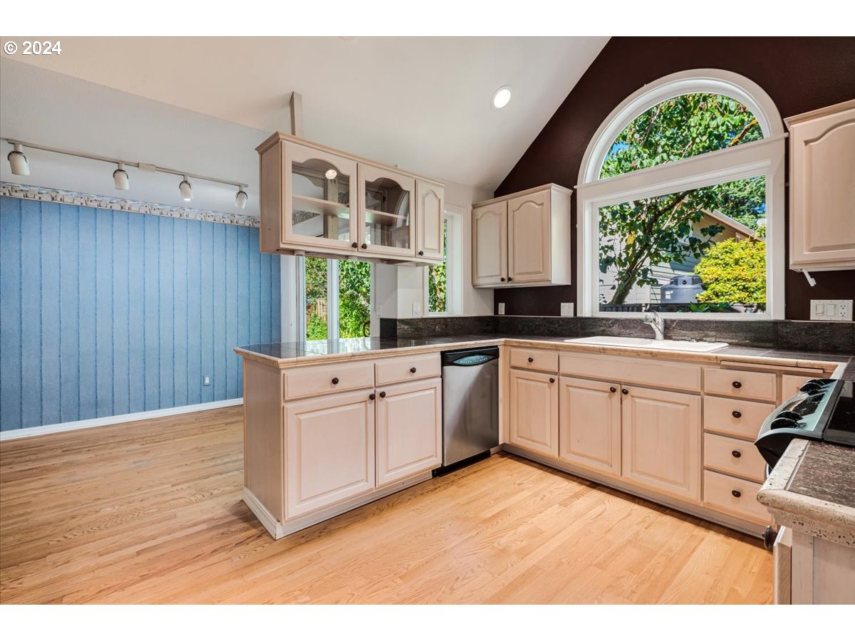 2577 Debok Road West Linn, OR 97068 - Photo 10 of 27 Kitchen