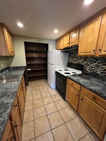 $1,800 | 25 Greentree Lane, Unit 11, Weymouth, MA 02190