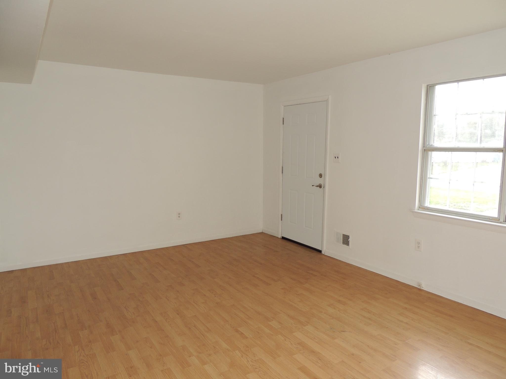 16 Dunsmore Road Newark, DE 19713 - Photo 2 of 18 Living Room