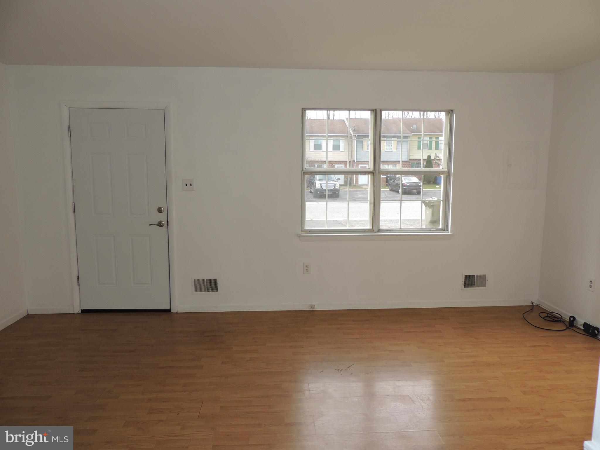 16 Dunsmore Road Newark, DE 19713 - Photo 3 of 18 Living Room