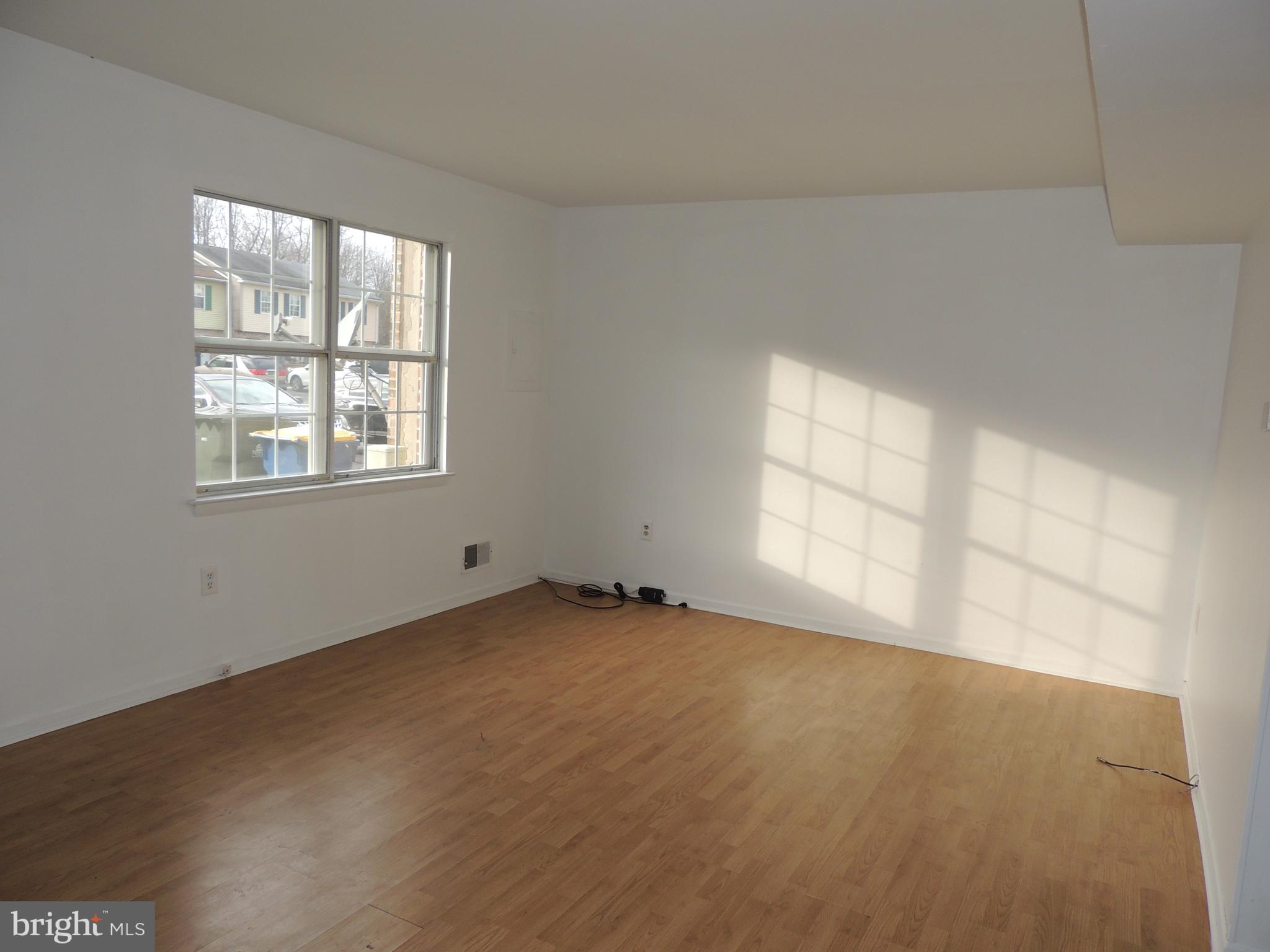 16 Dunsmore Road Newark, DE 19713 - Photo 4 of 18 Living Room