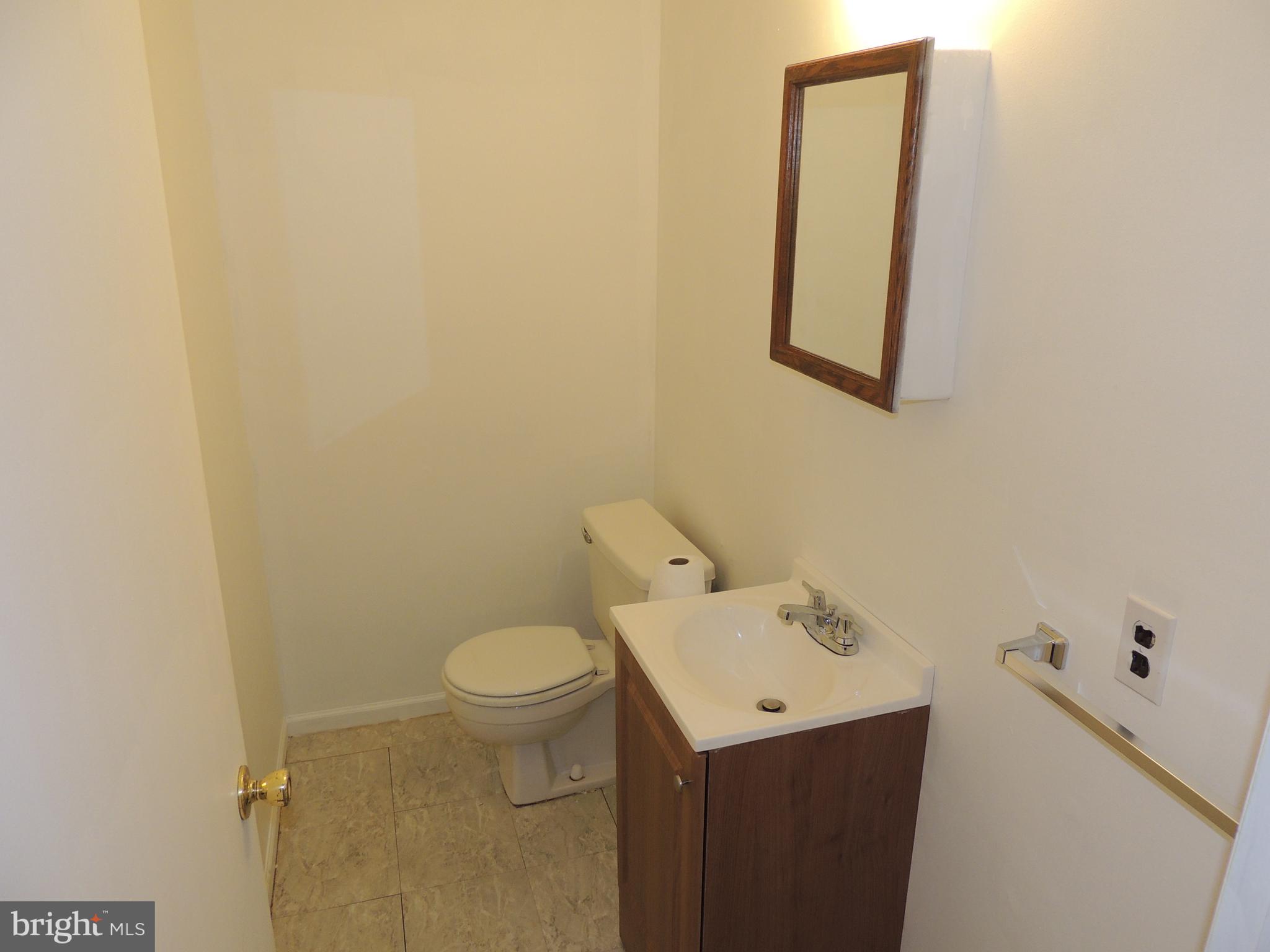 16 Dunsmore Road Newark, DE 19713 - Photo 9 of 18 Half Bath