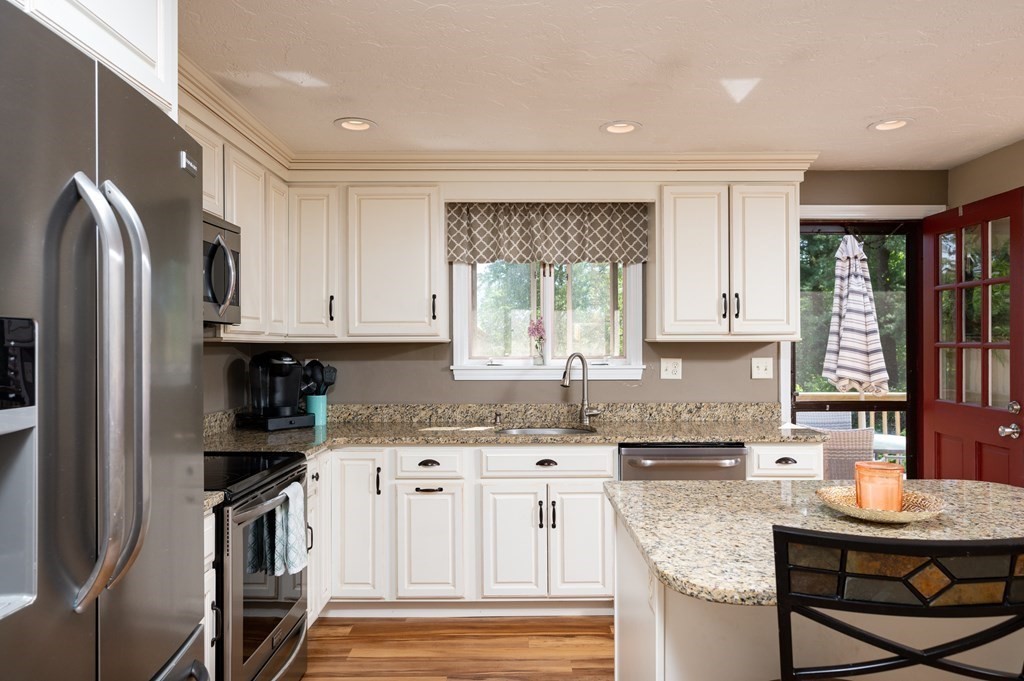 43 Lowell Road Pembroke, MA 02359 - Photo 4 of 40 Gallery Image 4