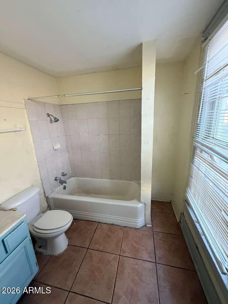 716 11th Street Douglas, AZ 85607 - Photo 19 of 26 a bathroom with a bathtub and a toilet