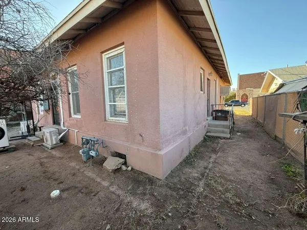 a view of a small space in the backyard