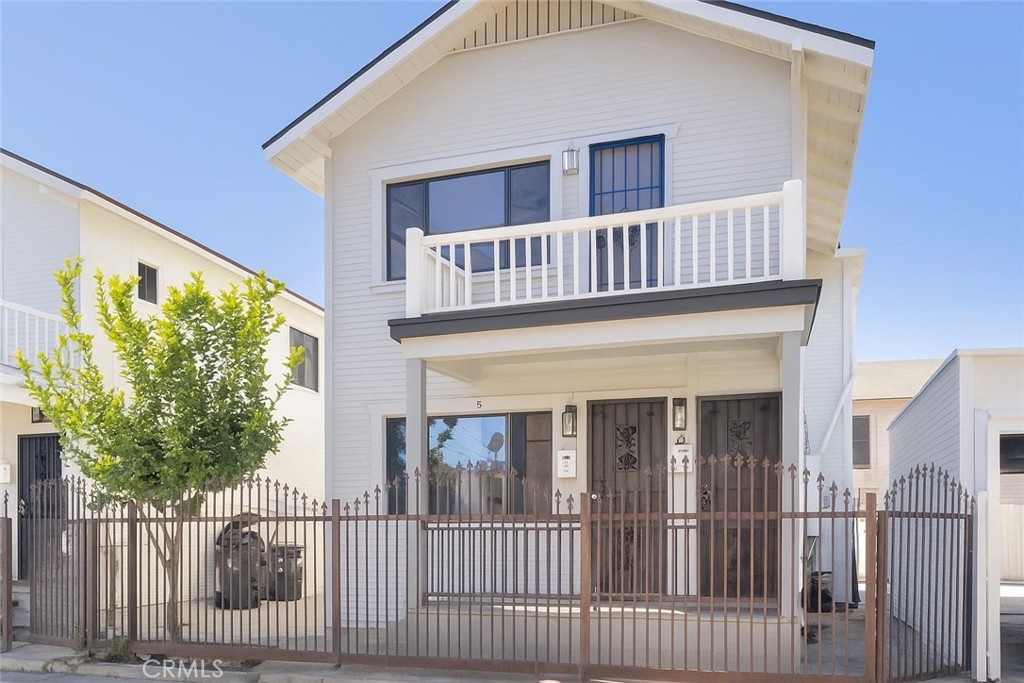 529 West 10th Street Long Beach, CA 90813 - Photo 5 of 19 a view of a house with iron stairs