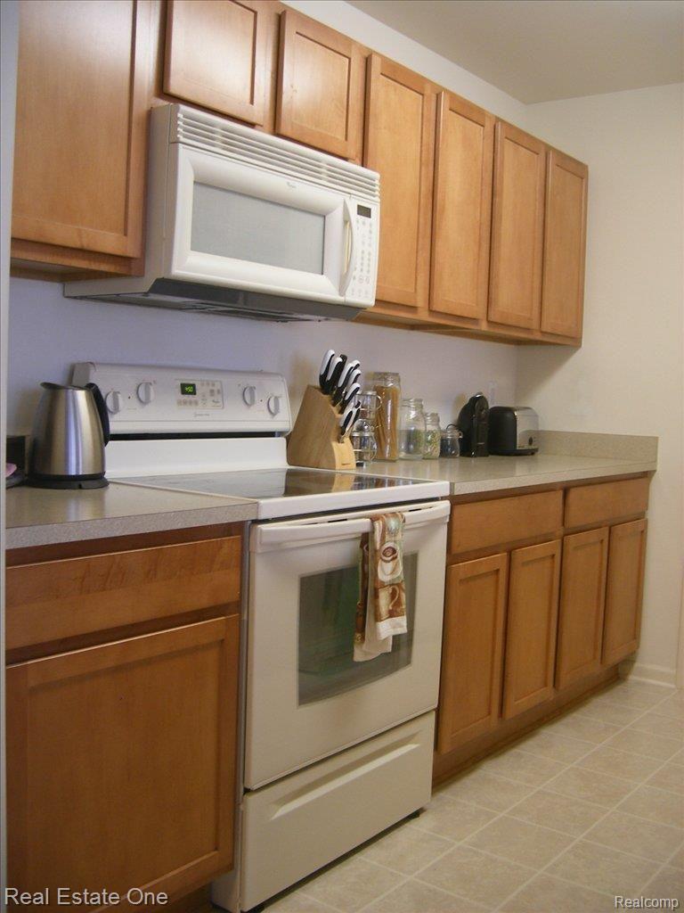11878 Farmington Road, Unit 58 Livonia, MI 48150 - Photo 12 of 23 Kitchen II