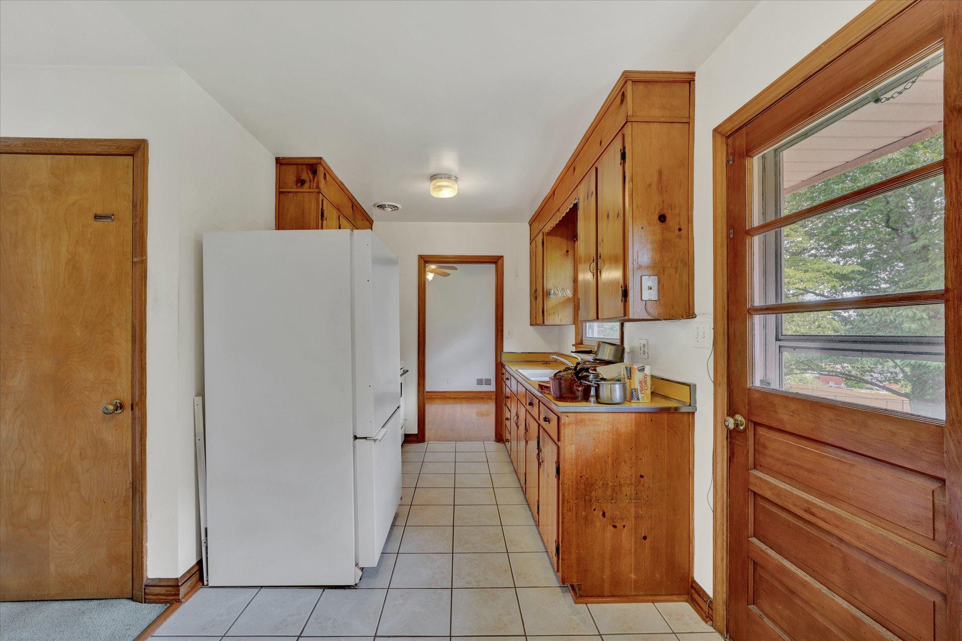 4426 Grandin Road Southwest Roanoke, VA 24018 - Photo 9 of 23 09-DSC00100