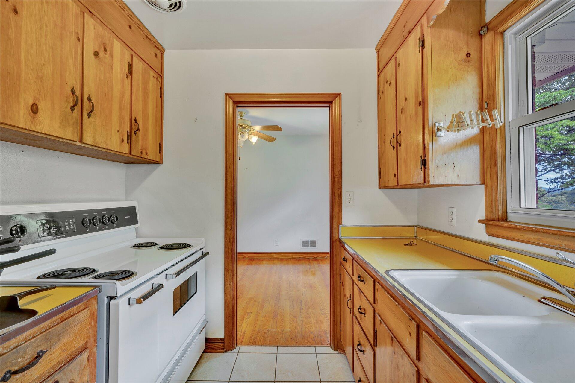4426 Grandin Road Southwest Roanoke, VA 24018 - Photo 10 of 23 10-DSC00103