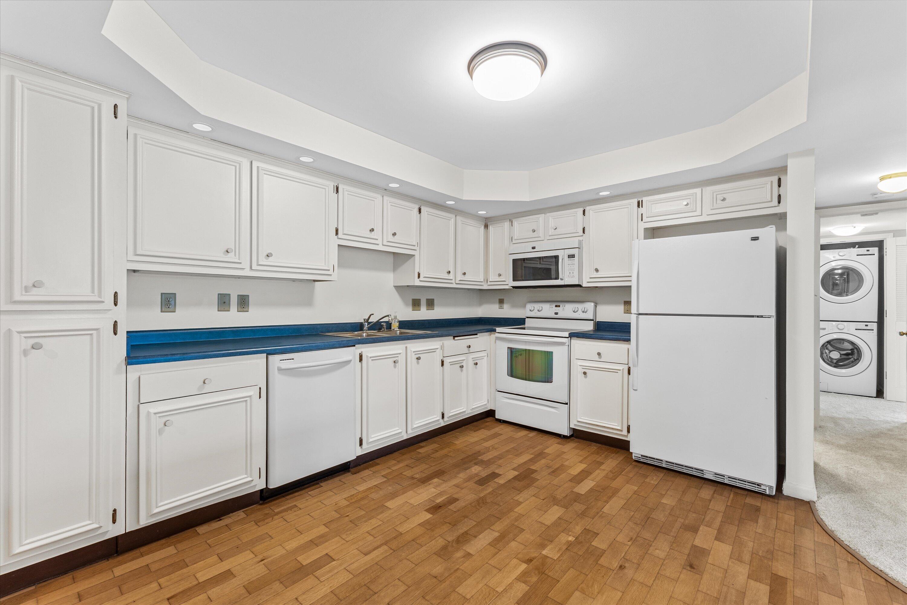 13335 Watertown Plank Road, Unit 105 Elm Grove, WI 53122 - Photo 13 of 40 kitchen
