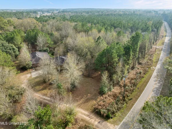 $500,000 | 2 Elks Lake Road, Hattiesburg, MS 39401