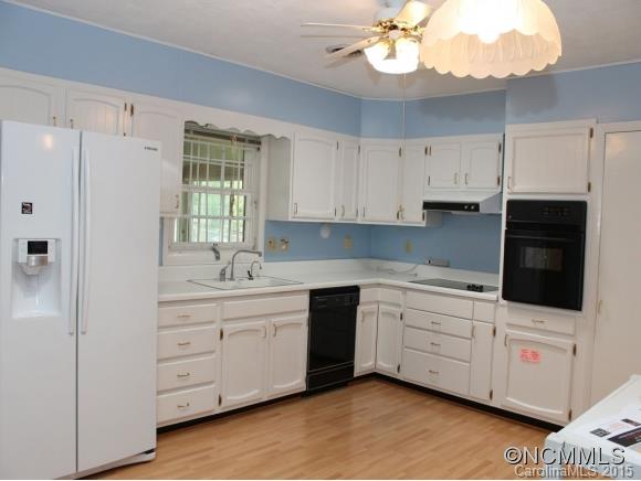 81 Whitaker Circle Fairview, NC 28730 - Photo 4 of 9 Gallery Image 4