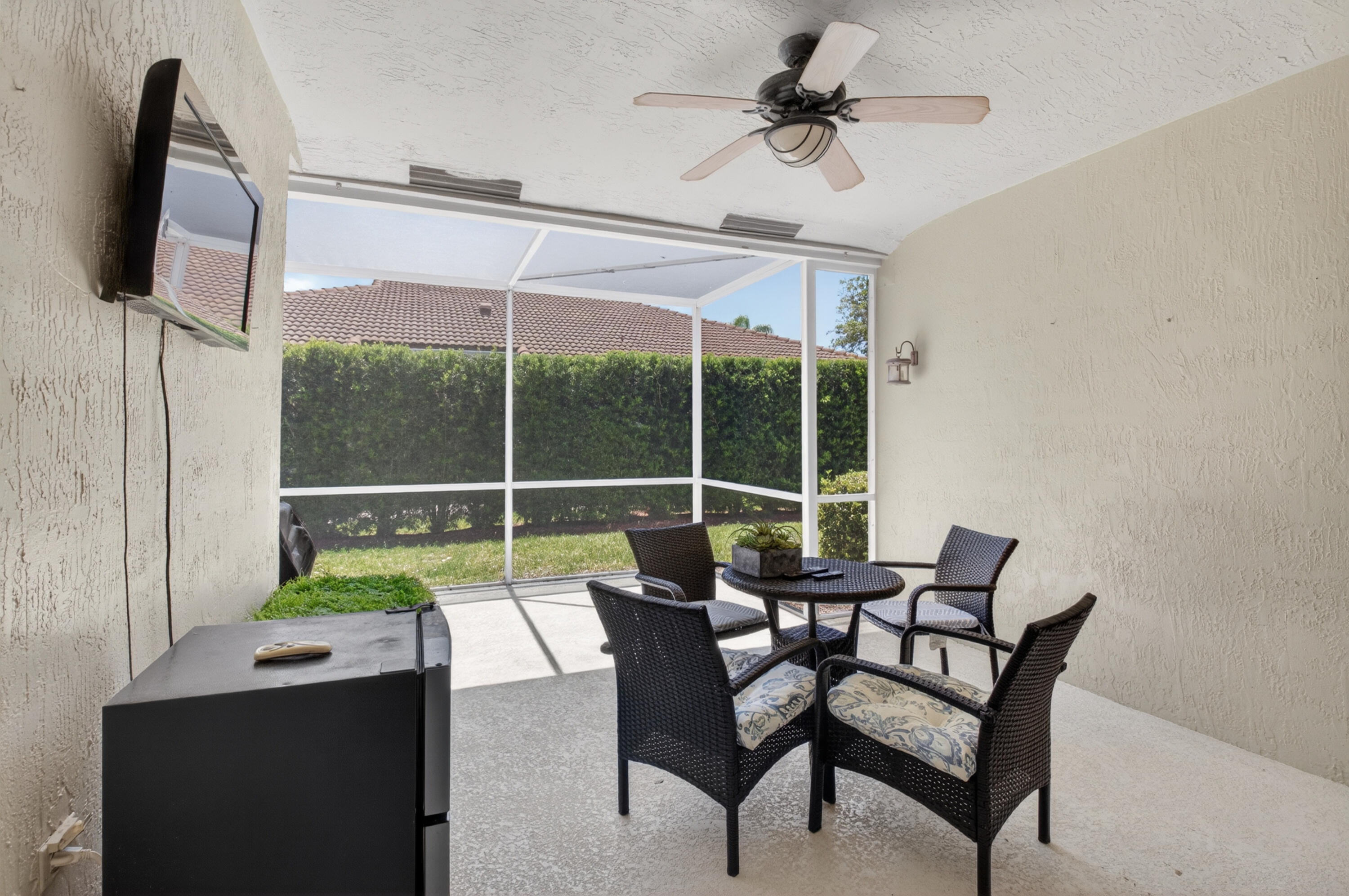 8446 Vía Serena Boca Raton, FL 33433 - Photo 18 of 30 Screened-In Back Patio