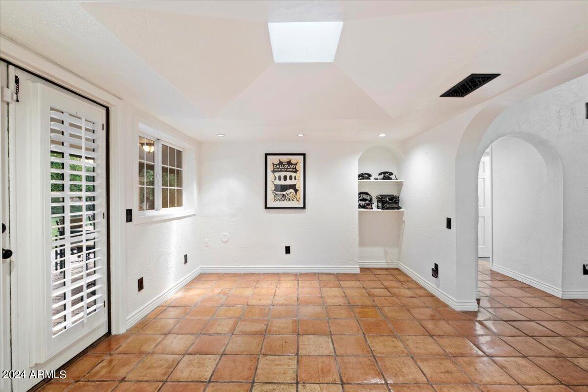 8712 North 68th Street Paradise Valley, AZ 85253 - Photo 14 of 44 Light & Bright