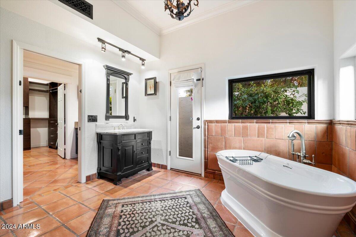 8712 North 68th Street Paradise Valley, AZ 85253 - Photo 20 of 44 Primary Bath