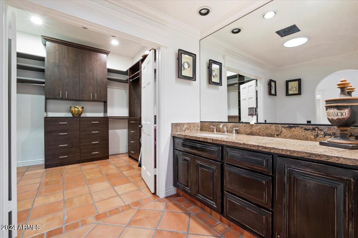 8712 North 68th Street Paradise Valley, AZ 85253 - Photo 22 of 44 Dual Sinks