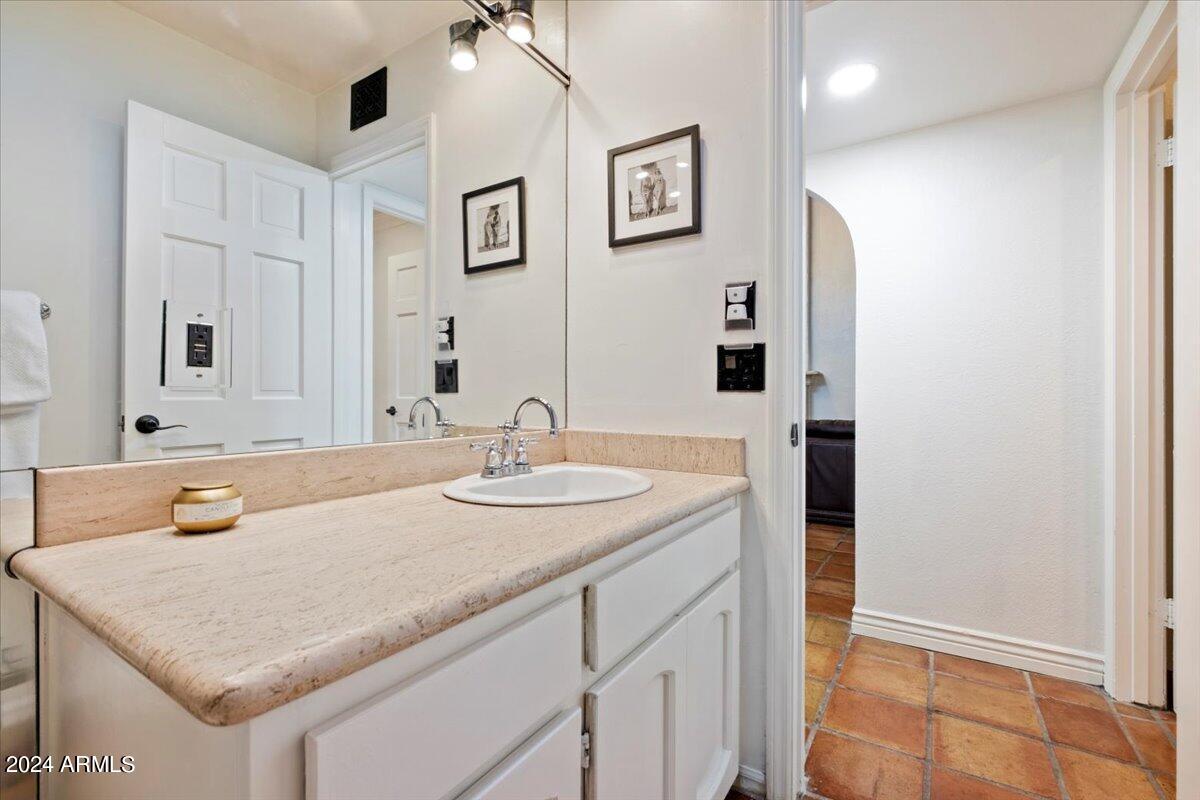 8712 North 68th Street Paradise Valley, AZ 85253 - Photo 25 of 44 Guest Bath 1