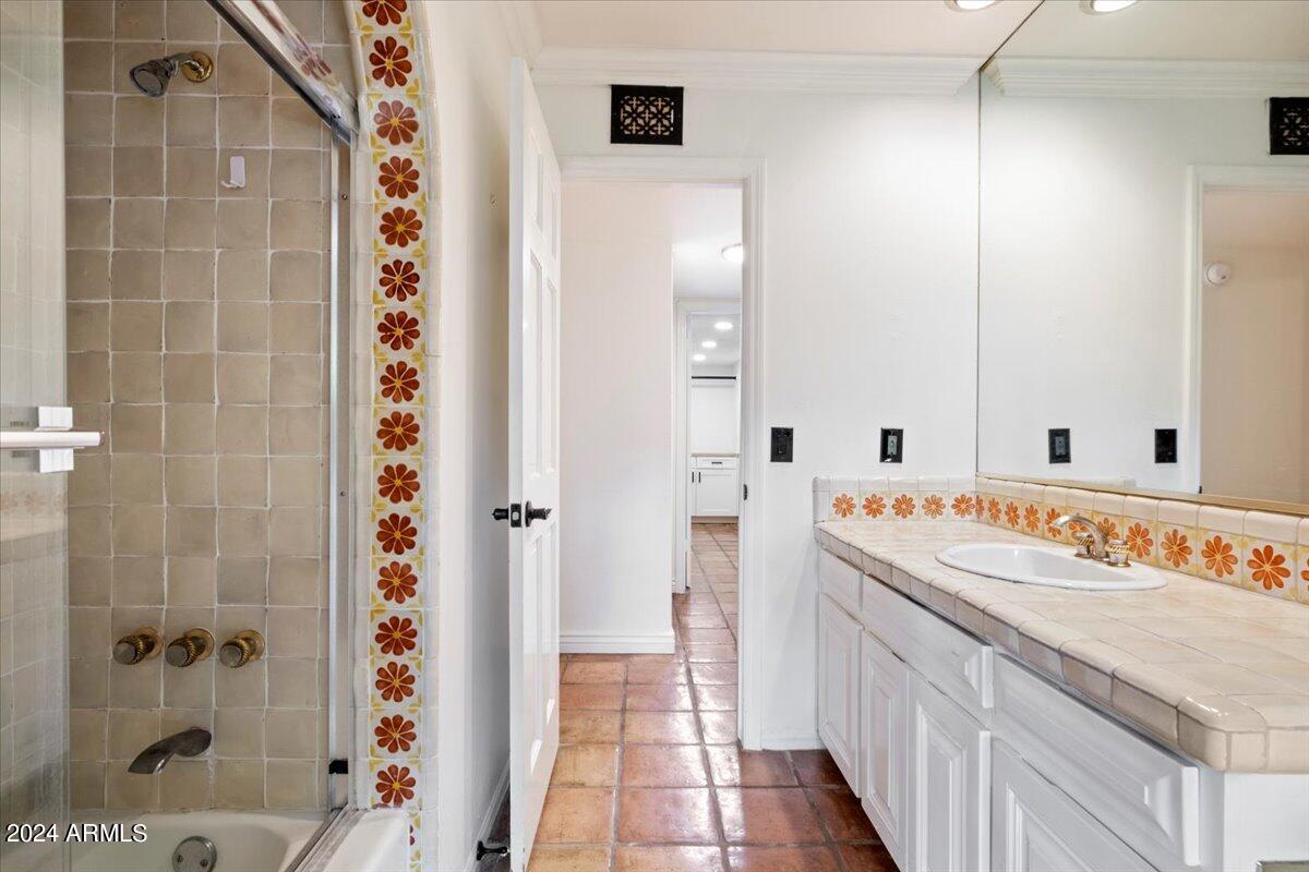 8712 North 68th Street Paradise Valley, AZ 85253 - Photo 27 of 44 Guest Bath 2